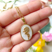 Load image into Gallery viewer, Sunflower Shell Necklace